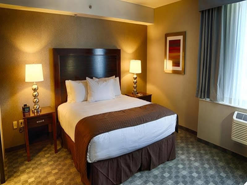 Отель Doubletree By Hilton Лоренсберг Экстерьер фото